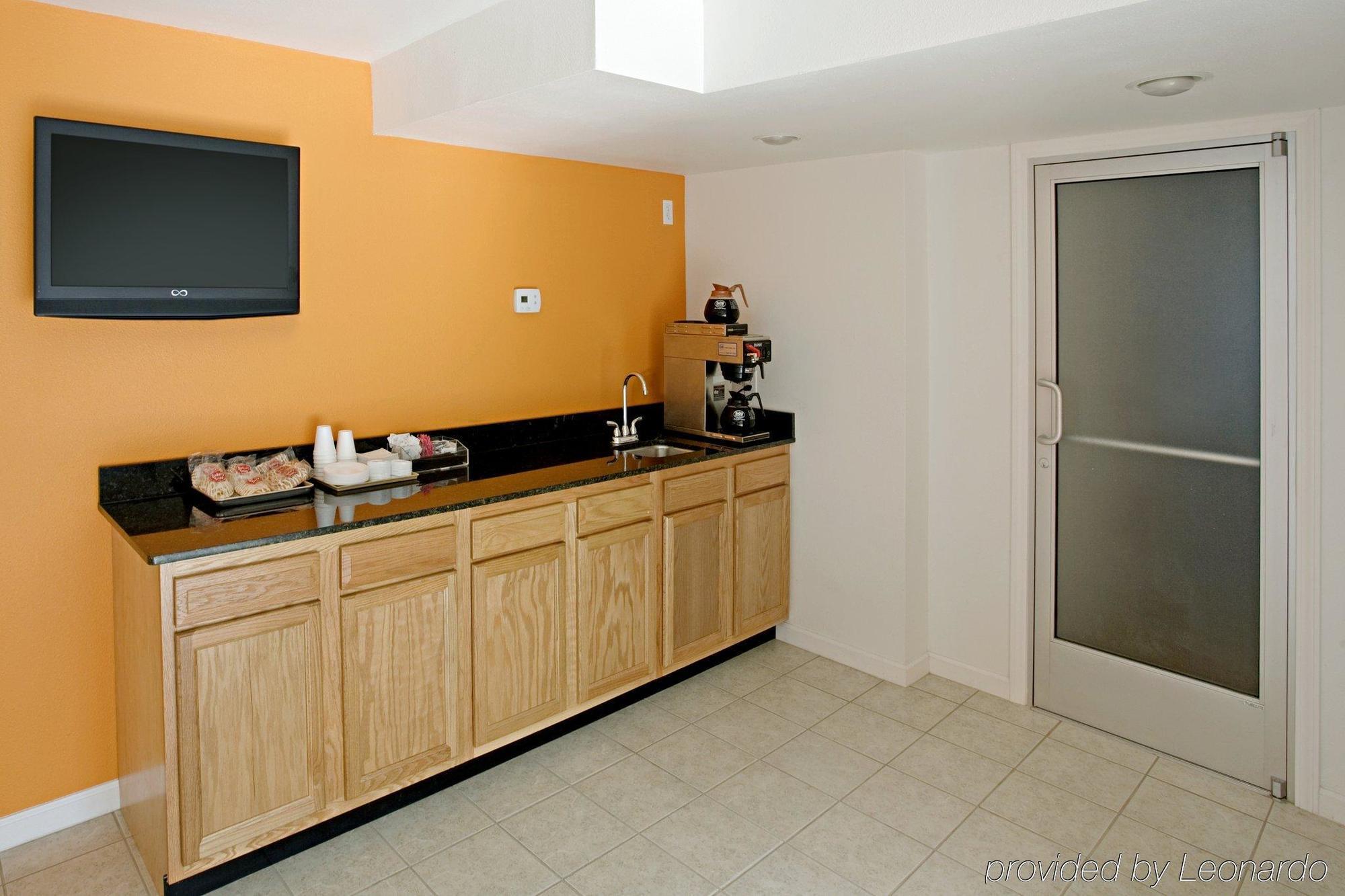 Econo Lodge Metropolis Bilik gambar
