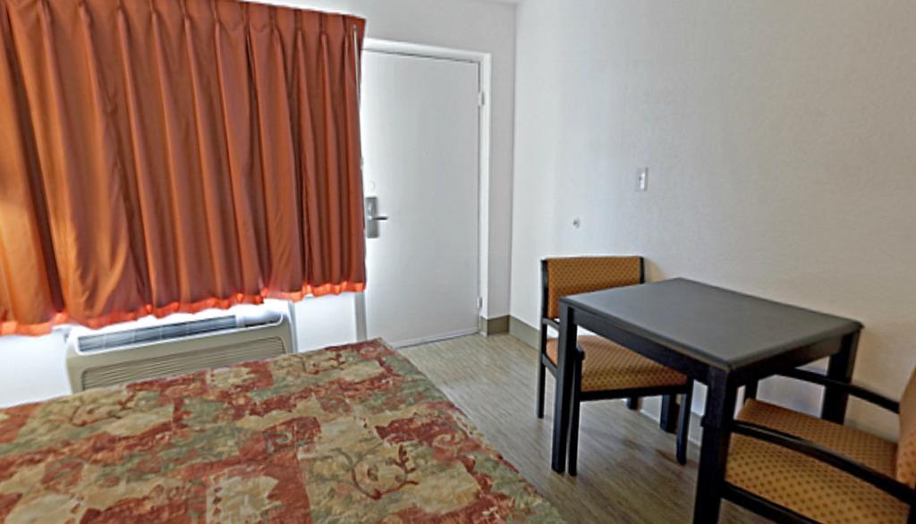 Econo Lodge Metropolis Bilik gambar