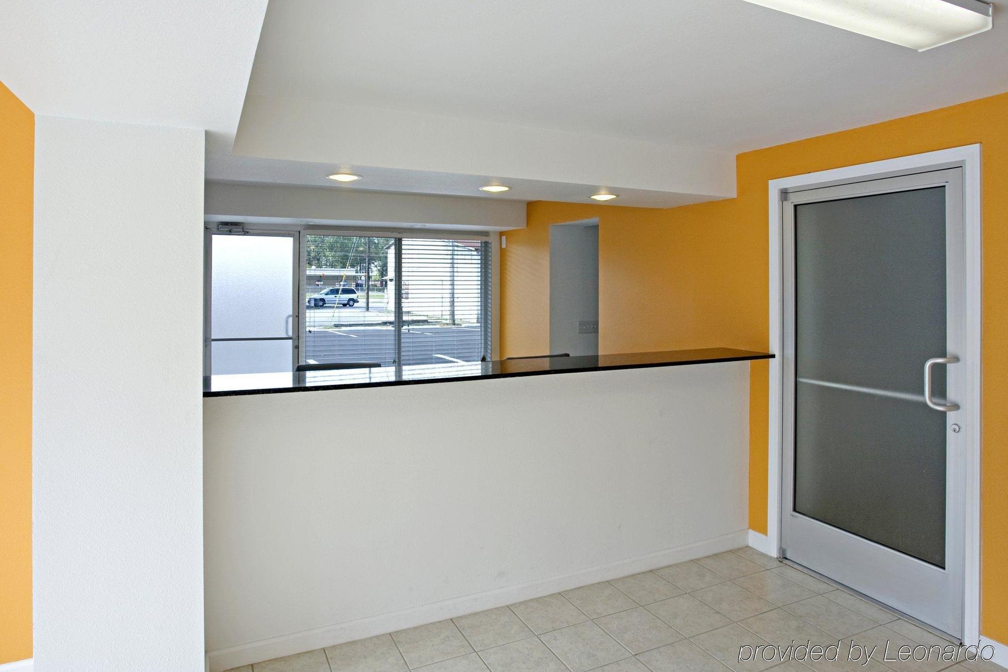 Econo Lodge Metropolis Dalaman gambar