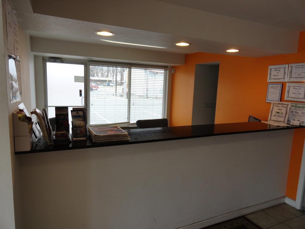 Econo Lodge Metropolis Luaran gambar